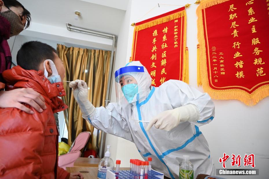 美女扒开尿道