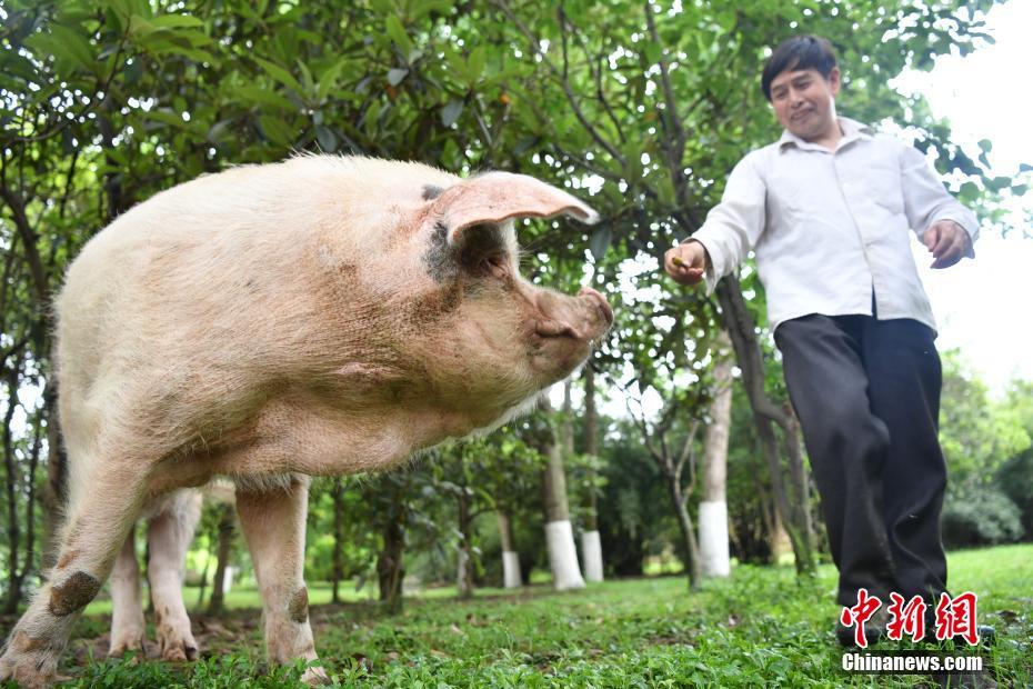女班长脱小内内坐我腿上让我玩