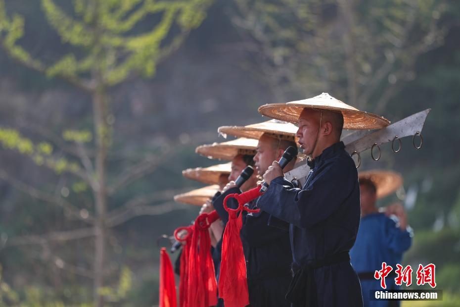女奥特曼被 到爽被爆衣