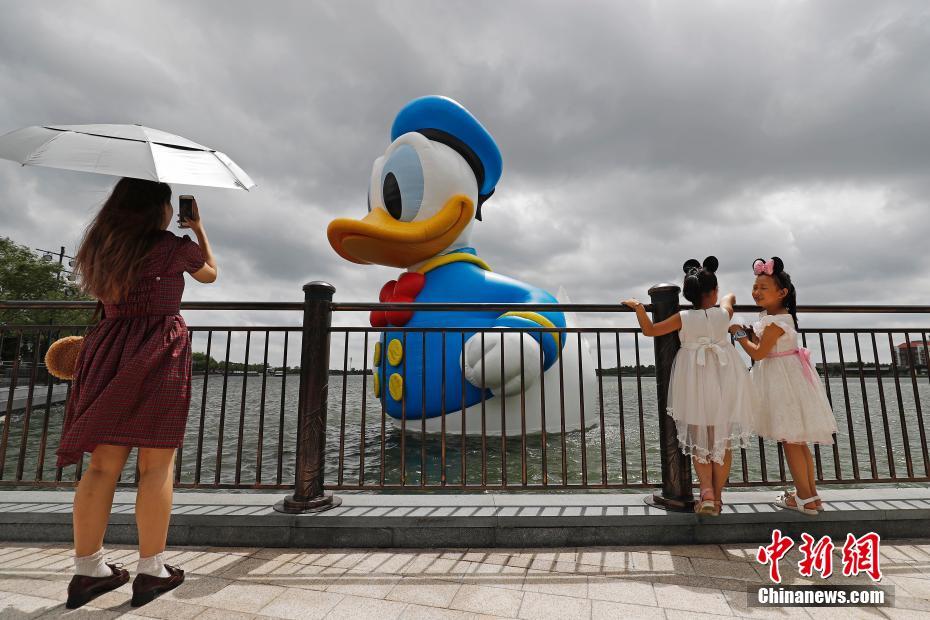 接吻伸进乳罩里捏奶