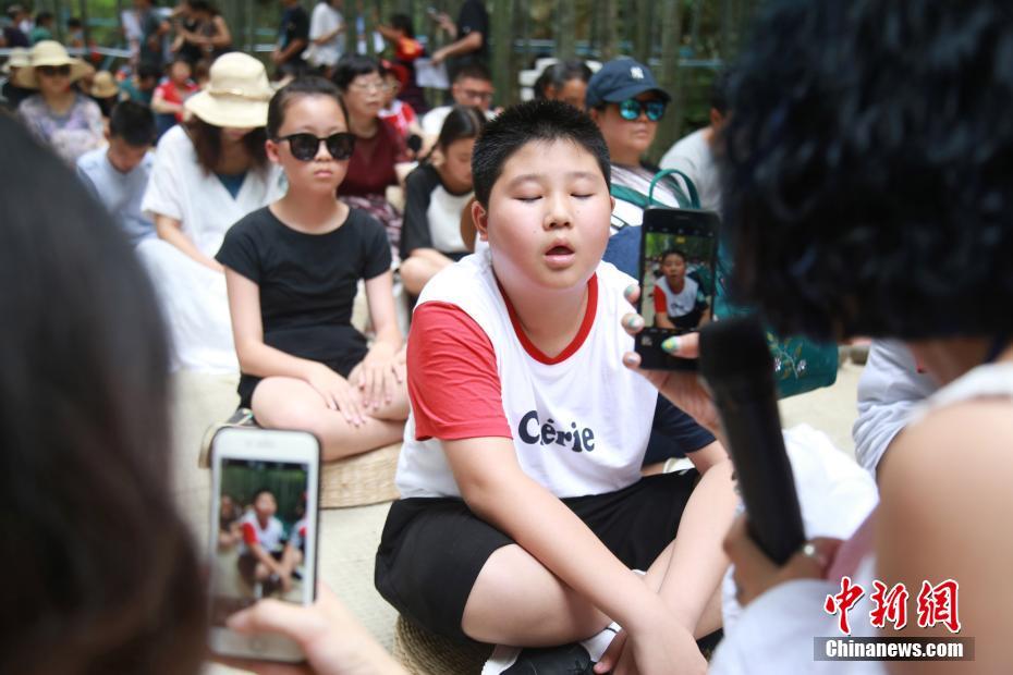 美女被桶