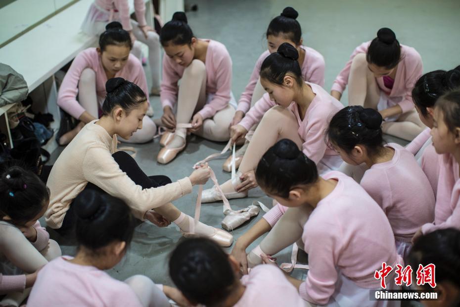 裸乳玩胸60分钟