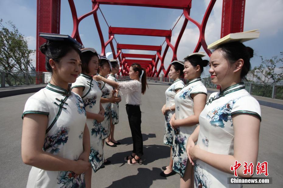 女人扒开尿口让男人捅