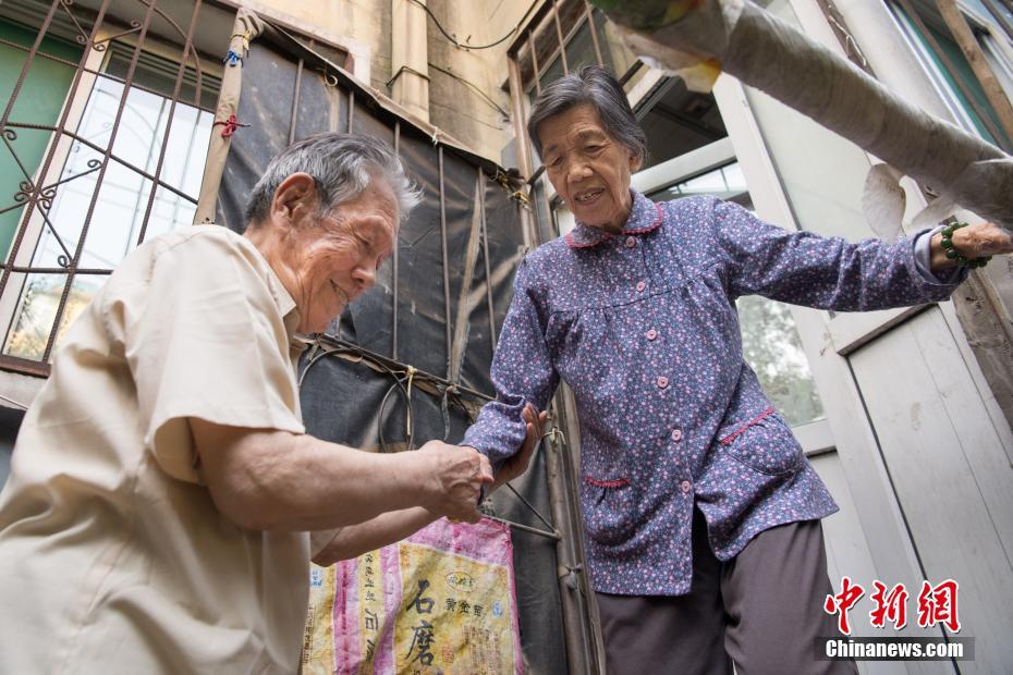 忘记穿内裤被同桌c到高潮