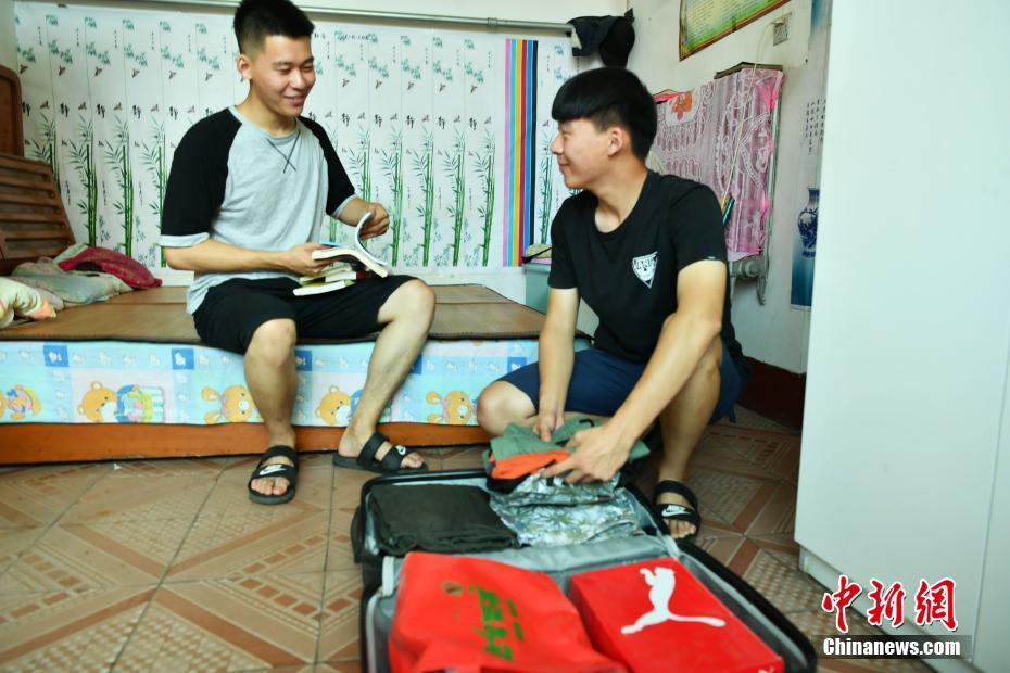 男生女生一起相嗟嗟嗟轮滑鞋下载