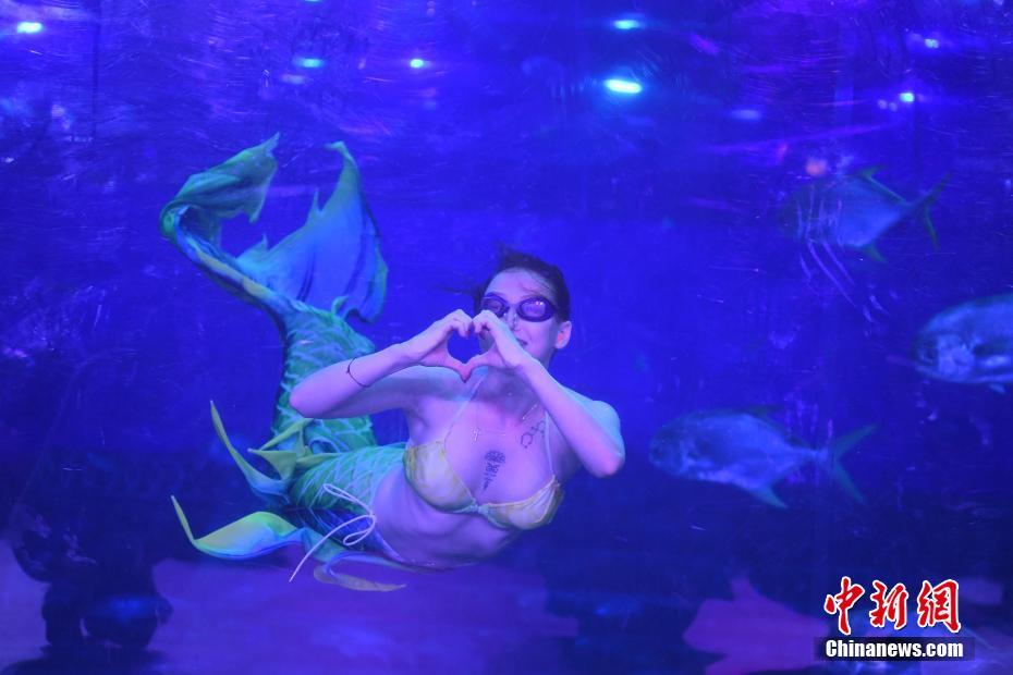 闺蜜偷偷把尿口给陌生人尿