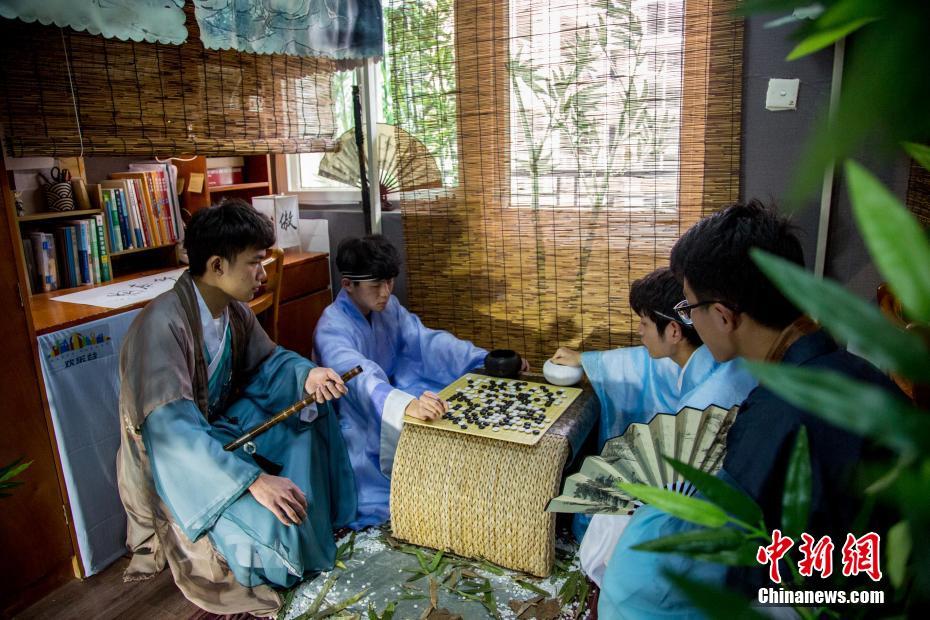 董卿扒开屁股让男人桶
