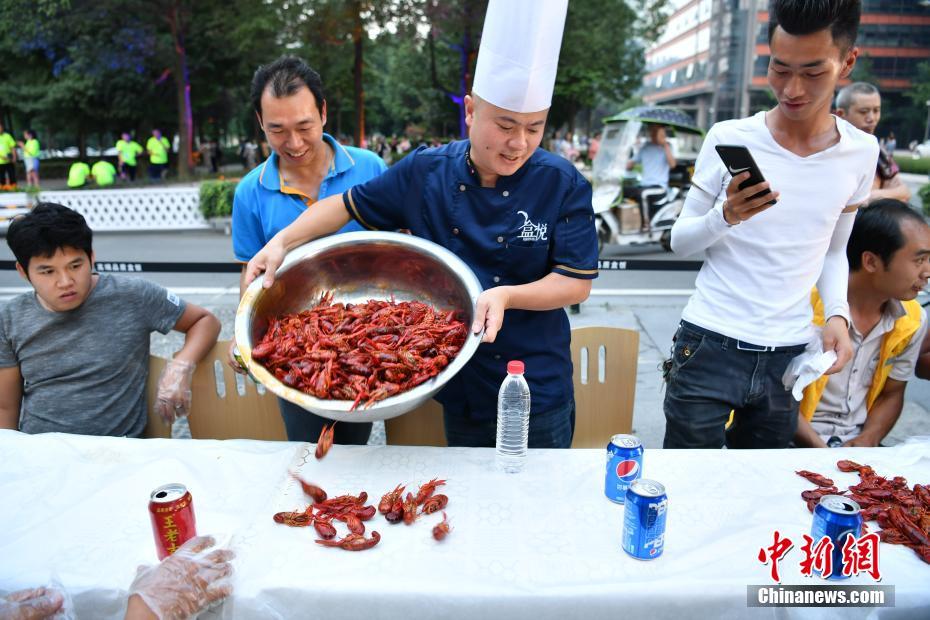 少萝扒开腿秘 让人桶爽