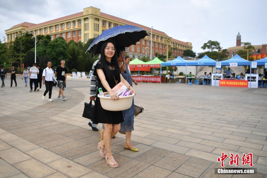 在线黄色三级电影