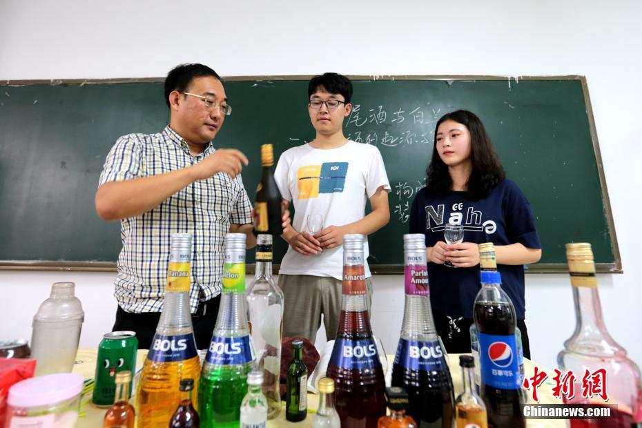 人妻性爱三级片