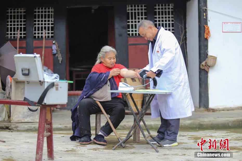 校花主动掀开Jk露出白色内裤