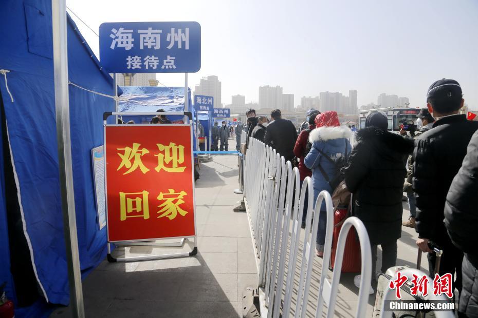 女人扒开腿让男人捅