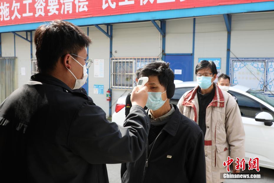 男人边吃奶边扒开大腿高潮