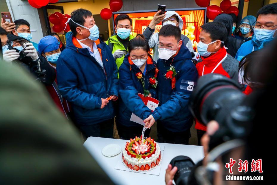 女生扒开腿让男生捅
