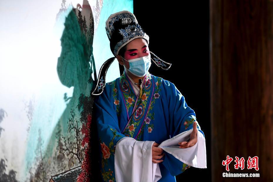 《老师脱了内裤摸爆乳动漫》