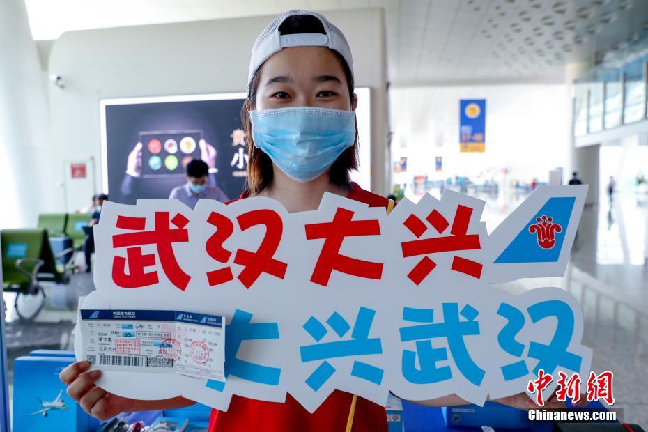 把 伸进女人的 公交车