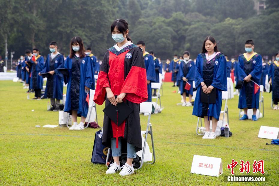 男生女生一起相嗟嗟嗟轮滑鞋