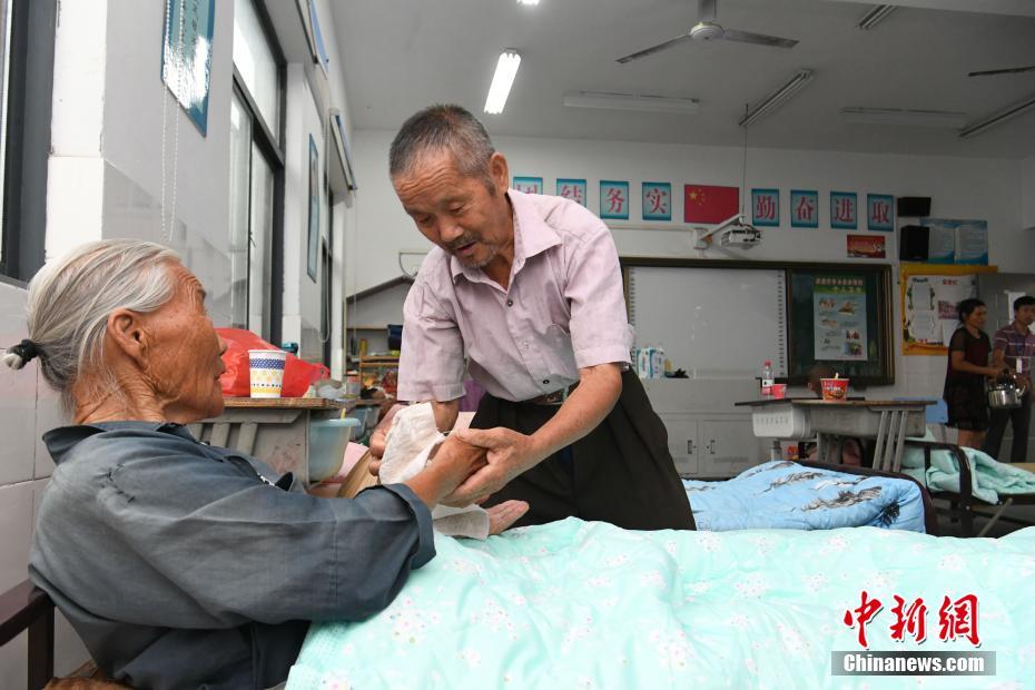女生把腿长开来男生来桶