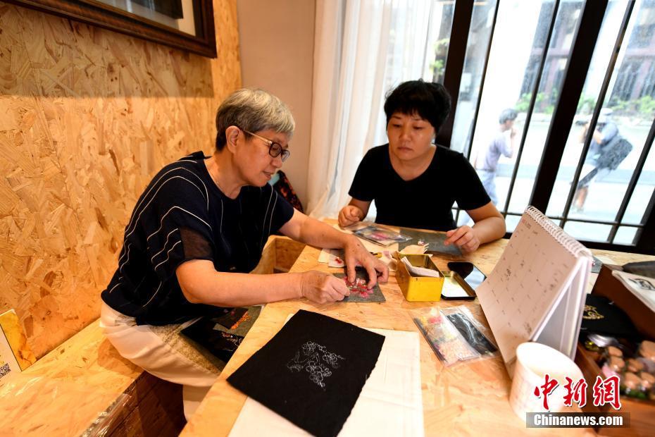 办公室奶边摸边做爰69式