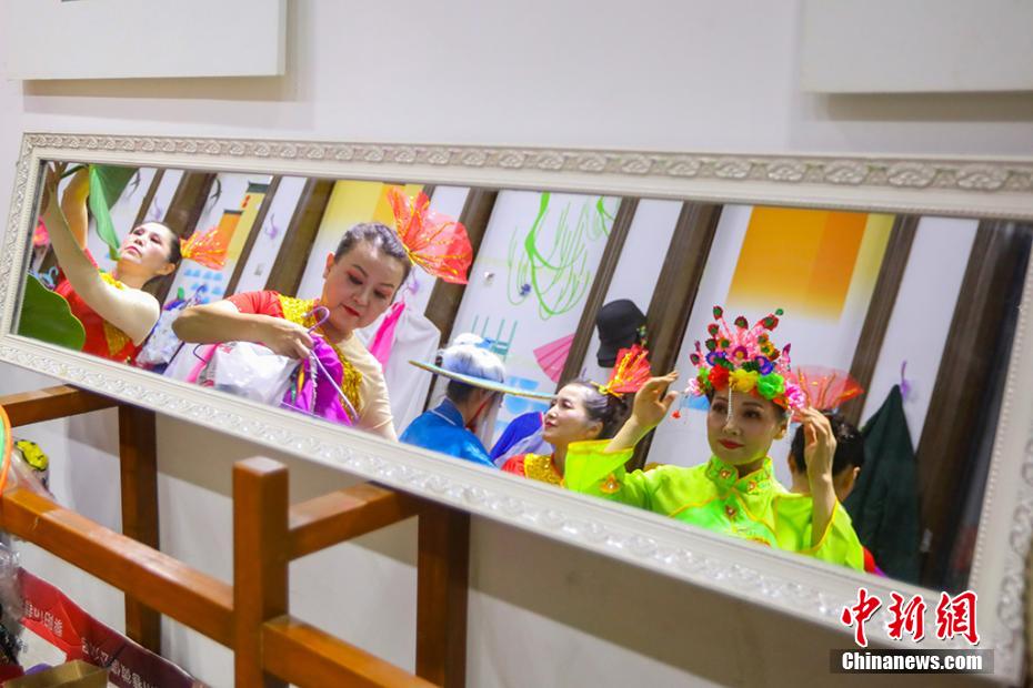 打扑克剧烈摇床