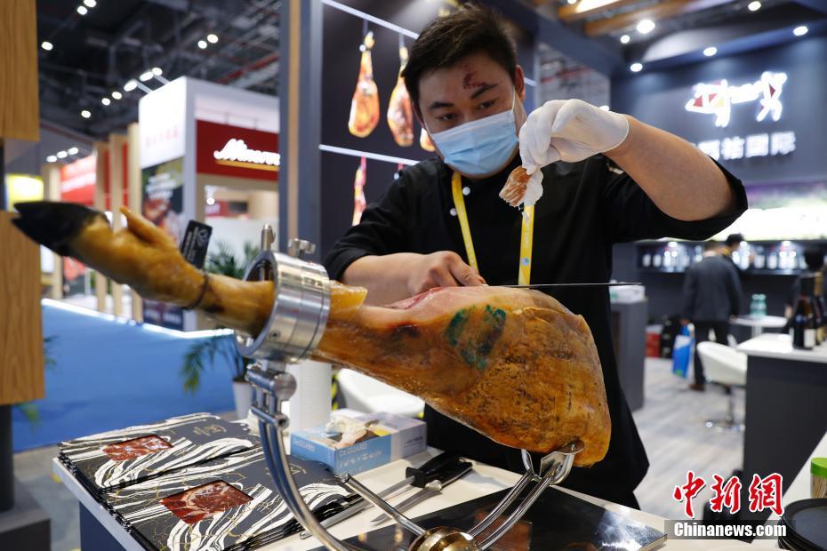 伸进女同桌乳沟里摸爽了电影