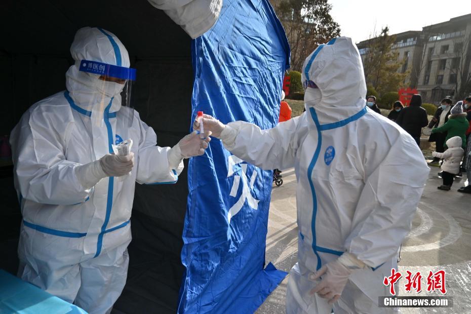 被宿友集体扒开腿调教