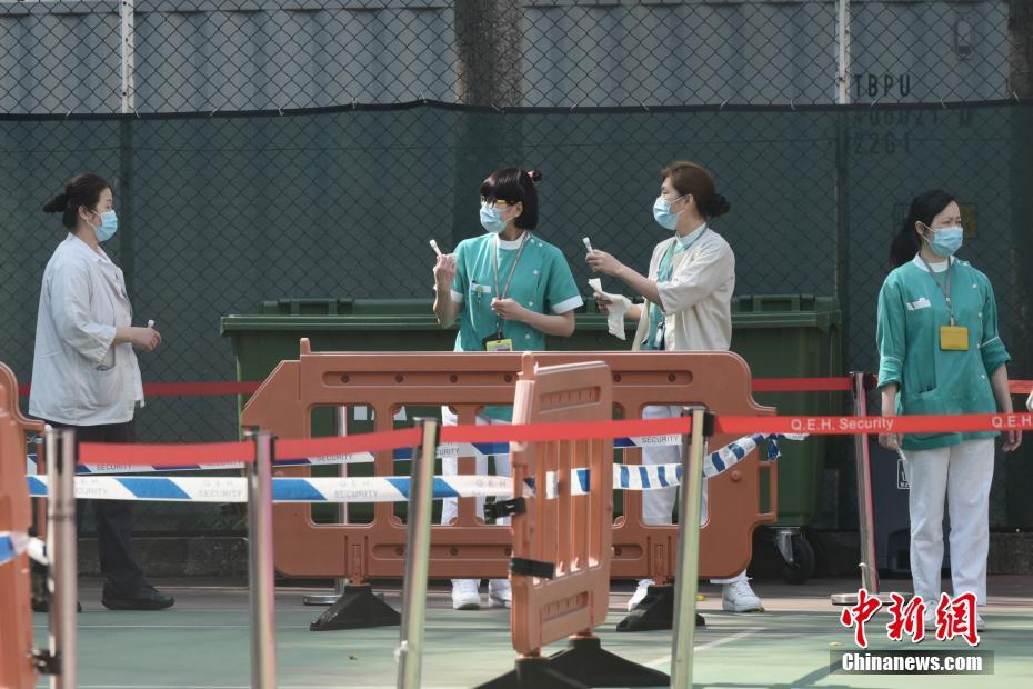 公车上双乳被两男人夹击电影