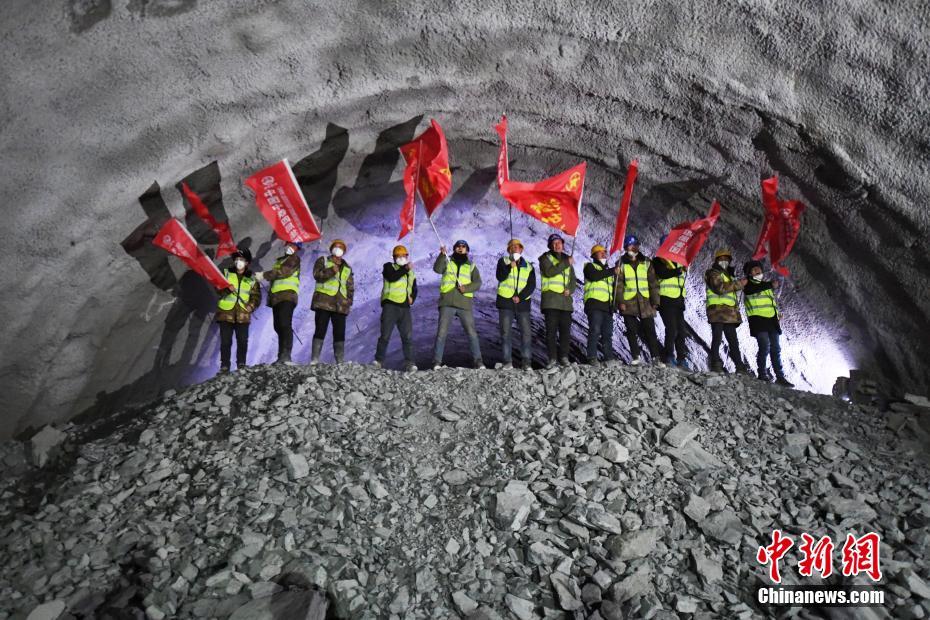 看多人乱淫毛黄三级片