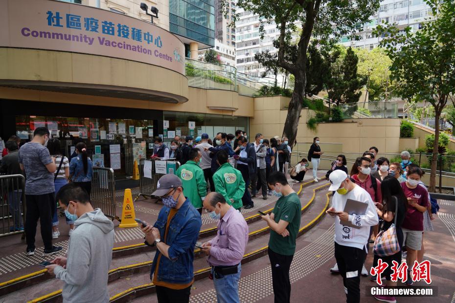 瑶脱了内裤打开腿让人摸