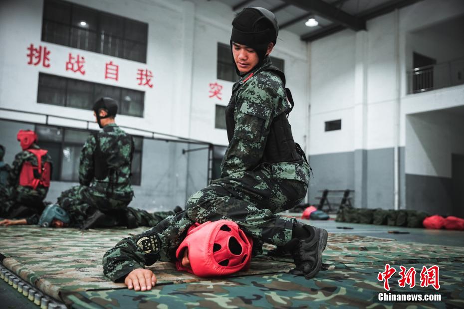 欧美大兵同性猛交
