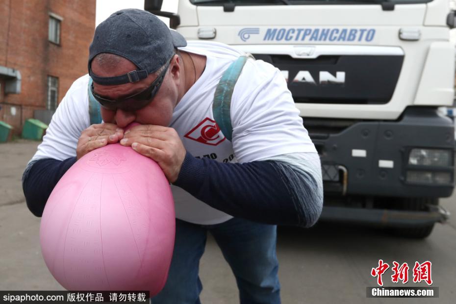 美女露奶