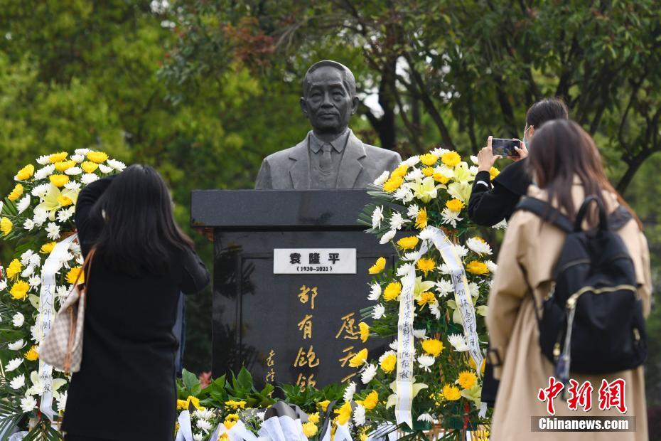 请放一个乌克兰美女拍黄色片女人的逼大旮瘩和男人靠逼一级片
