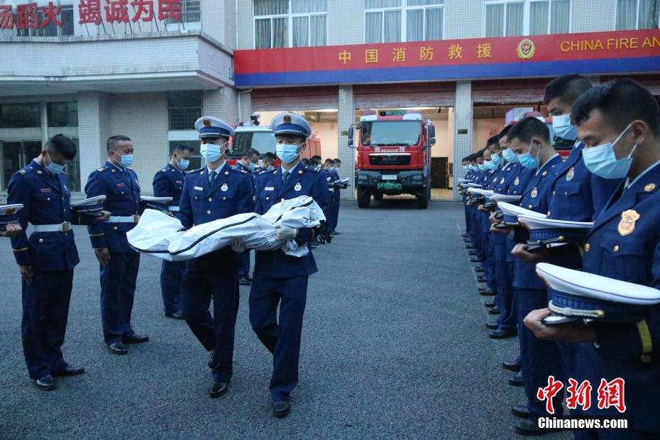 撕开内衣 看奶头和屁股