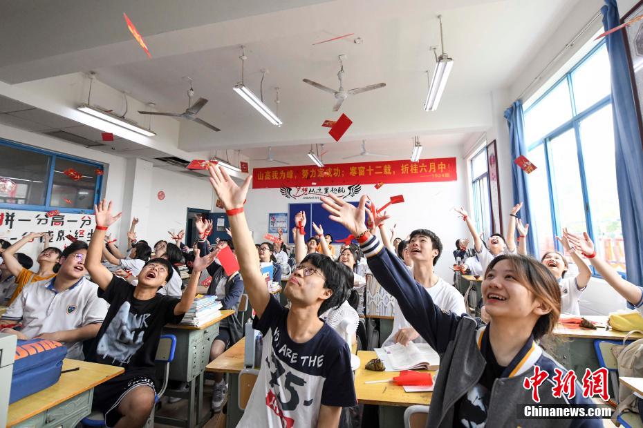 女生扒开尿口让男人捅