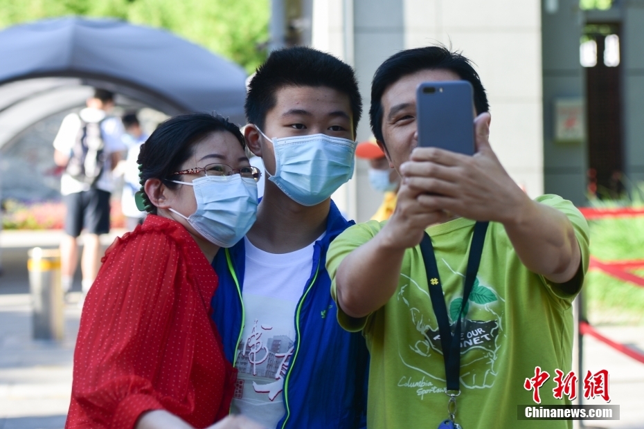 曼联第三客场球衣揭秘：设计灵感、技术细节、球迷反应