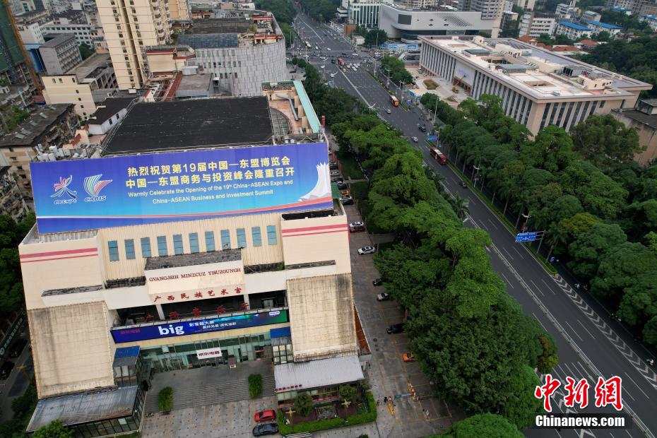跟外國人做愛