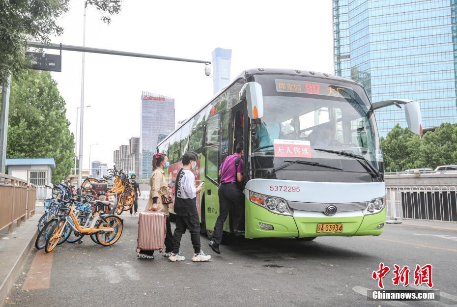 一女三黑人玩4P惨叫A片