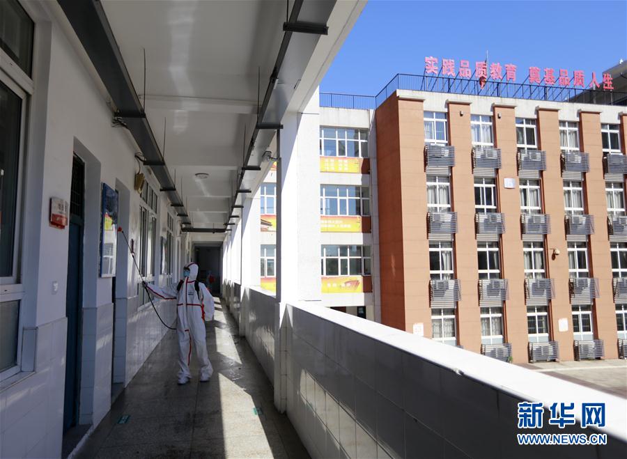 丝袜老师踩我的 出精