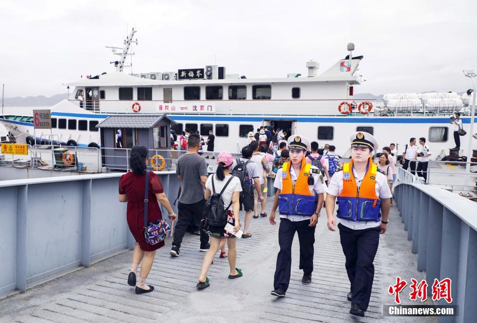 两个女人摸胸