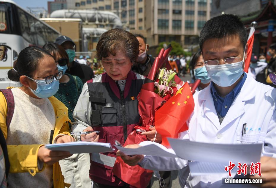 变成隐身人在学校做像素游戏