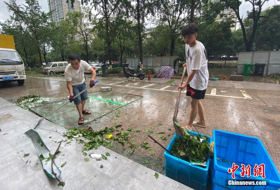 两个男人换着躁我过程