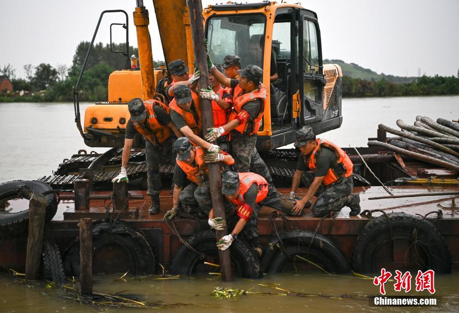 女人趴下脱了内裤光着屁股喷白