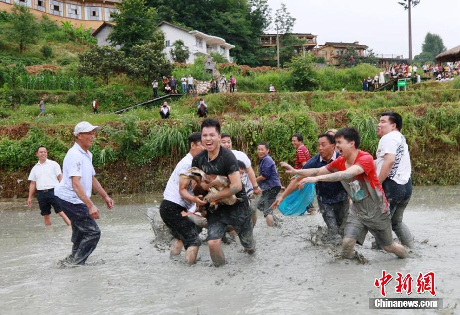 女人扒开尿口让男人捅
