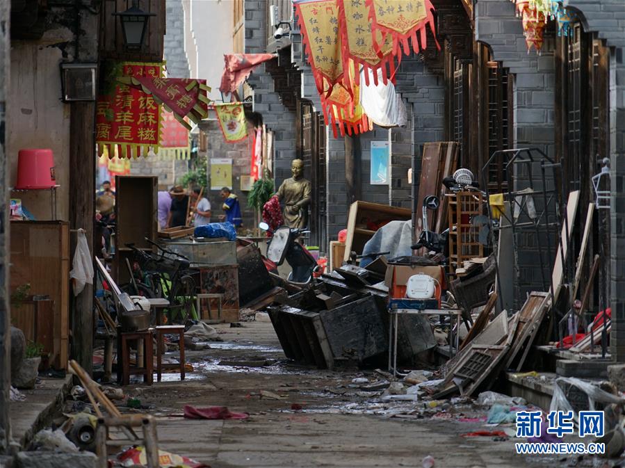 粗壮军人JI大巴进入