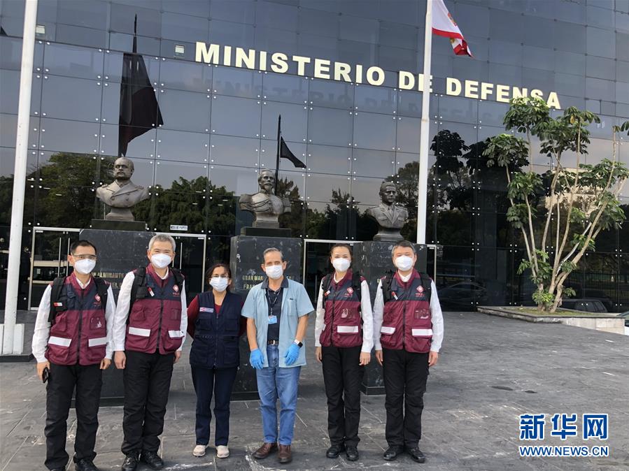 一小孩和妈妈摘萝卜不盖被子(黄)