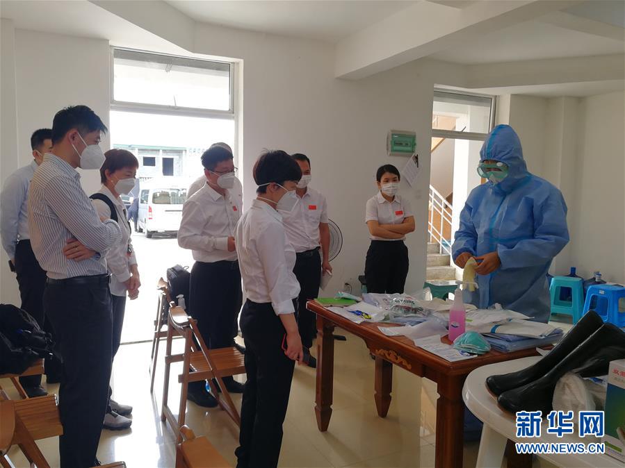 班花趴下让我 了一节课