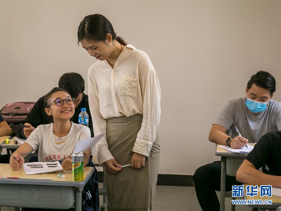 第一次3p真实经历 小黄