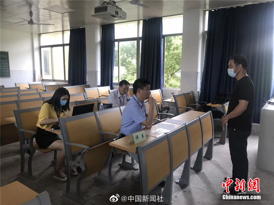 娇妻玩4P被三个男人伺候电影