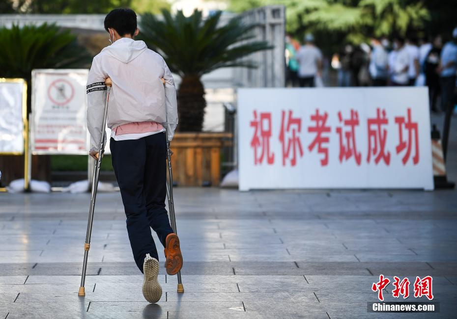 人妻裙子内裤偷拍