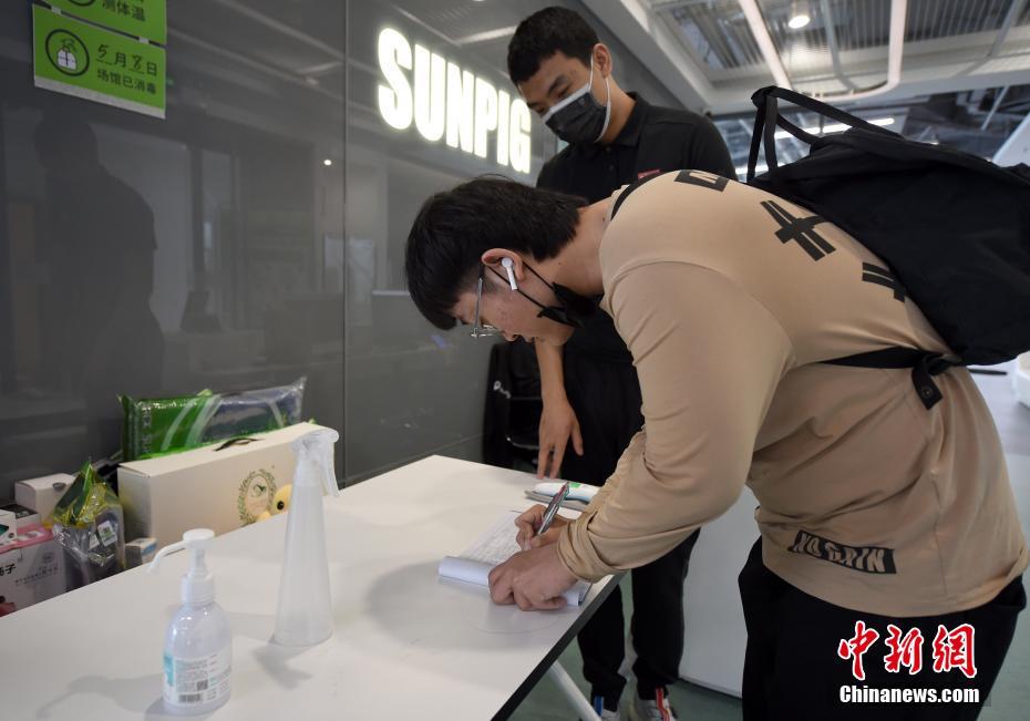 在线老师在学校稿中学生三级片